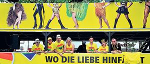 Das einzig reguläre BVG-Cabrio: Der Doppeldecker beim Christopher-Street-Day in Berlin.