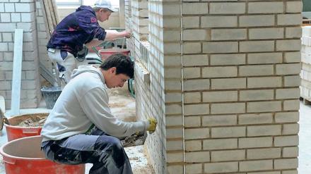Wenn das Geld nicht reicht, können Azubis bei der Arbeitsagentur finanzielle Hilfe beantragen.