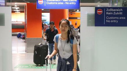 Die Schülerin Bivsi Rana kommt am Mittwoch am Flughafen in Düsseldorf an.