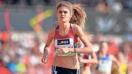 Auf der Tartanbahn fühlt sich Konstanze Klosterhalfen deutlich wohler als beim Kugelstoßen. Bei der Leichtathletik-WM startet sie über 1500 Meter.
