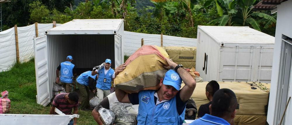 UN-Mitarbeiter sammeln Waffen der Farc-Rebellen in Kolumbien ein. 