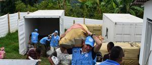UN-Mitarbeiter sammeln Waffen der Farc-Rebellen in Kolumbien ein. 