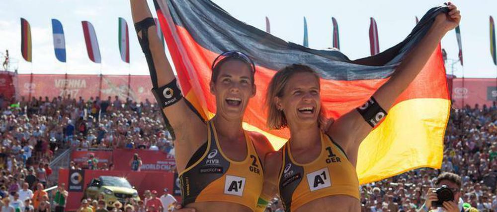 Kira Walkenhorst (l.) und Laura Ludwig feiern auch in diesem Sommer.