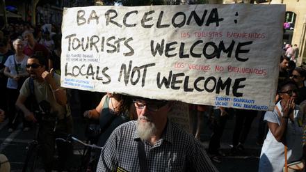 Teilnehmer einer Demonstration protestieren in Barcelona gegen die stark ansteigenden Touristenzahlen und mangelnde Kontrollen.