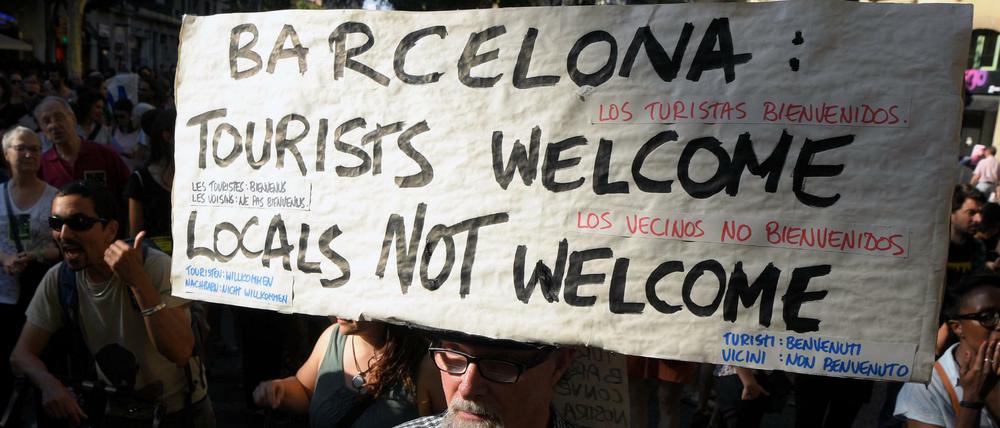 Teilnehmer einer Demonstration protestieren in Barcelona gegen die stark ansteigenden Touristenzahlen und mangelnde Kontrollen.