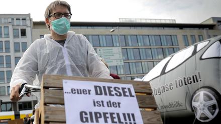 Ein Demonstrant vor dem im Bundesverkehrsministerium anstehenden Diesel-Gipfel.