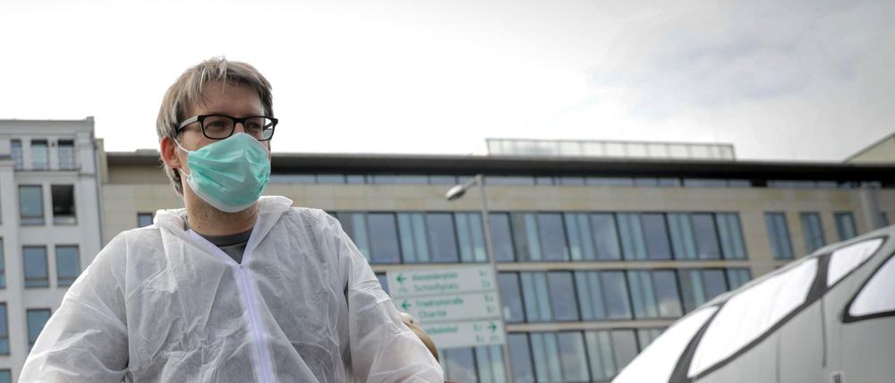 Ein Demonstrant vor dem im Bundesverkehrsministerium anstehenden Diesel-Gipfel.