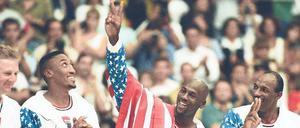 Victory. Michael Jordan (zweiter von rechts) feiert mit seinen Teamkollegen Larry Bird (links), Scottie Pippen und Clyde Drexler (rechts) die Goldmedaille von Barcelona. 