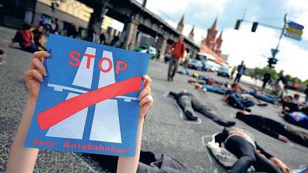 Dagegen! 2010 wurde groß demonstriert gegen den Weiterbau– vergeblich. 