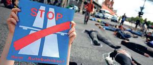 Dagegen! 2010 wurde groß demonstriert gegen den Weiterbau– vergeblich.