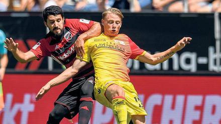 Festgespielt. Simon Hedlund (rechts) genießt in Unions Offensive das Vertrauen von Trainer Jens Keller. 