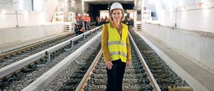 Immer schön mit Bauhelm. Auf der U 6 wird immer irgendwo gebaut, BVG-Chefin Sigrid Nikutta hat die passende Arbeitskleidung stets dabei.