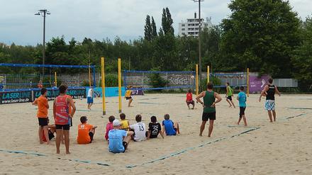 Das Beachvolleyball-Sommercamp bei Beach Mitte am Nordbahnhof.