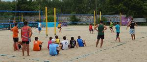 Das Beachvolleyball-Sommercamp bei Beach Mitte am Nordbahnhof.