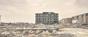 Sinfonie in Sepia. David Kregenows Bild „Terrain Vague“ zeigt eine Baustelle in der Stralauer Allee.