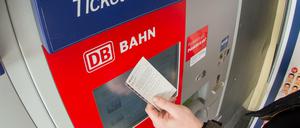 Ticketkauf am Fahrkartenautomaten