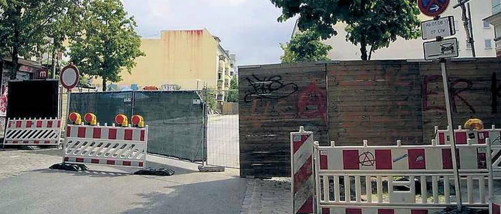 Keiner kommt durch. Auch nicht zum Supermarkt. Anwohner sind sauer, manche fürchten, dass der Neubau bald attackiert wird.
