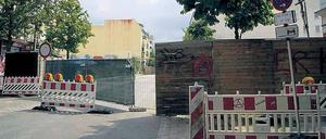 Keiner kommt durch. Auch nicht zum Supermarkt. Anwohner sind sauer, manche fürchten, dass der Neubau bald attackiert wird.