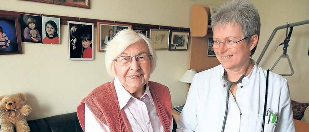 Immer erreichbar. Irmgard Landgraf mit der 96-jährigen Heimbewohnerin Gertrud Haase.