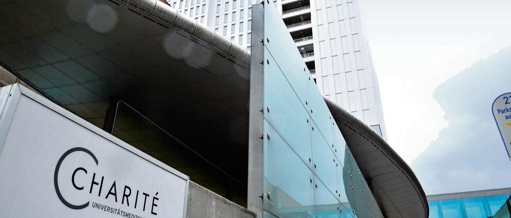 Das Bettenhochhaus der Charité in Berlin-Mitte. Dort werden nicht nur Berliner versorgt.