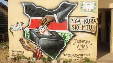 Ein Graffiti an einer Wand in Mombasa (Kenia) fordert Menschen mit einem Slogan auf Swahili "Piga kura sio mtu" (Gebt Eure Stimme friedlich ab) dazu auf, friedlich an der Parlamentswahl teilzunehmen. 