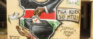 Ein Graffiti an einer Wand in Mombasa (Kenia) fordert Menschen mit einem Slogan auf Swahili "Piga kura sio mtu" (Gebt Eure Stimme friedlich ab) dazu auf, friedlich an der Parlamentswahl teilzunehmen.