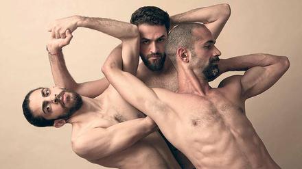 Seid umschlungen. Medhat Aldaabal, Moufak Aldoabl und Amr Karkout in Nir de Volffs Choreografie. 