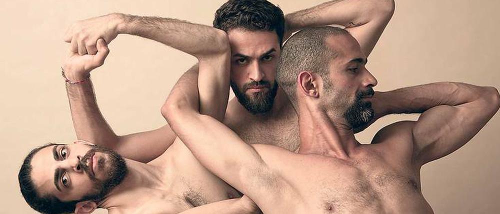 Seid umschlungen. Medhat Aldaabal, Moufak Aldoabl und Amr Karkout in Nir de Volffs Choreografie. 