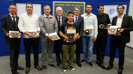 V.l.n.r.: Sönke Weber, Jamel Chraiet, Mohamed Wali, der Vorsitzende des Polizeivereins Hamburg e.V. Werner Jantosch, Toufiq Arab, Hamburgs Polizeipräsident Ralf Martin Meyer, Ömer Ünlü, Mohamed Bousbia und Shourabi Saifalla bei der Preisverleihung in Hamburg.
