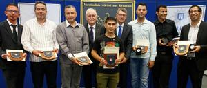 V.l.n.r.: Sönke Weber, Jamel Chraiet, Mohamed Wali, der Vorsitzende des Polizeivereins Hamburg e.V. Werner Jantosch, Toufiq Arab, Hamburgs Polizeipräsident Ralf Martin Meyer, Ömer Ünlü, Mohamed Bousbia und Shourabi Saifalla bei der Preisverleihung in Hamburg.