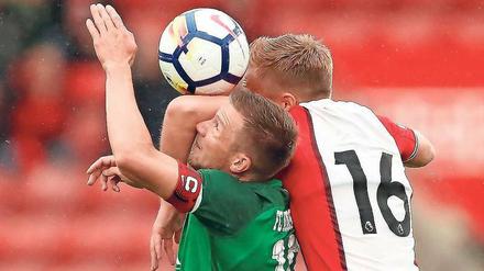 Das wird eng. Augsburgs neuer Kapitän Daniel Baier im Testspiel gegen Southampton. 