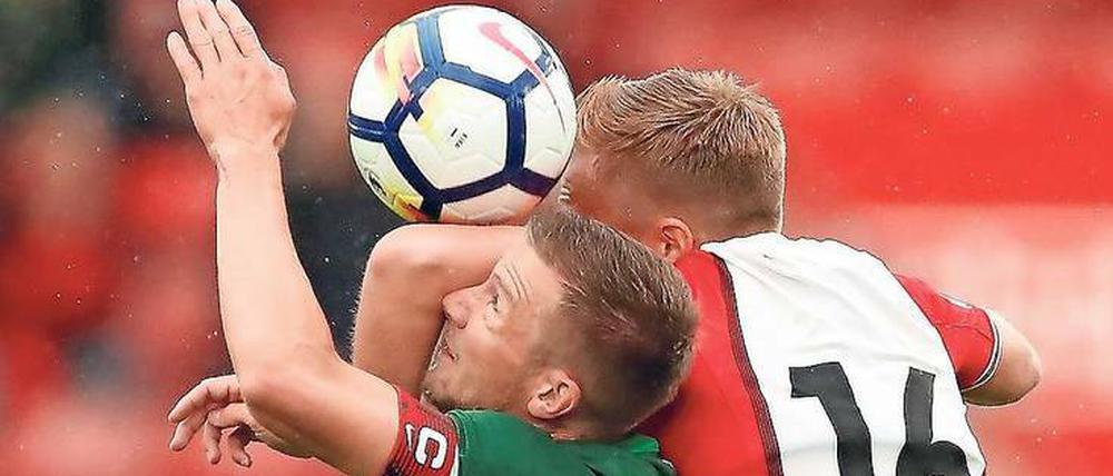 Das wird eng. Augsburgs neuer Kapitän Daniel Baier im Testspiel gegen Southampton. 
