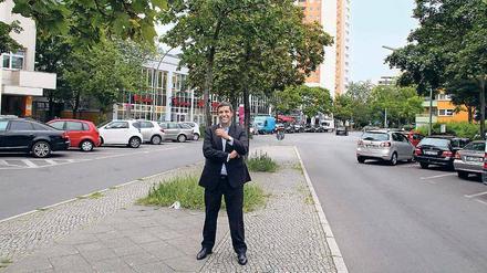 Raed Saleh in der Obstallee. Jeder grüßt ihn hier, er wuchs hier auf.