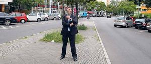 Raed Saleh in der Obstallee. Jeder grüßt ihn hier, er wuchs hier auf.