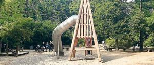 Kein TÜV: Der neue Rutschturm wurde zu tief in den Boden gebaut.