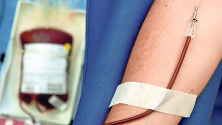 Nur drei Prozent der Deutschen spenden regelmäßig Blut - Schwule waren bisher komplett ausgeschlossen.