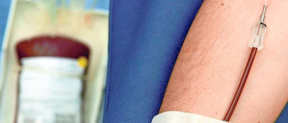 Nur drei Prozent der Deutschen spenden regelmäßig Blut - Schwule waren bisher komplett ausgeschlossen.