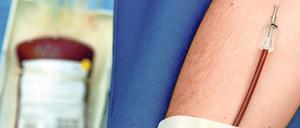 Nur drei Prozent der Deutschen spenden regelmäßig Blut - Schwule waren bisher komplett ausgeschlossen.