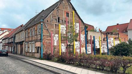 Weil das Eigentumsverhältnis einiger Häuser nicht geklärt ist, werden sie so verschönert.