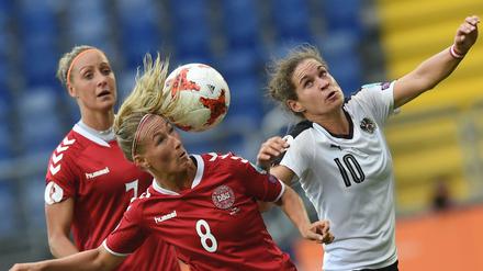 Theresa Nielsen (M,Dänemark), Nina Burger (r,Österreich) und Sanne Troelsgaard (l,Dänemark) in Aktion. 
