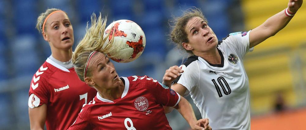 Theresa Nielsen (M,Dänemark), Nina Burger (r,Österreich) und Sanne Troelsgaard (l,Dänemark) in Aktion. 