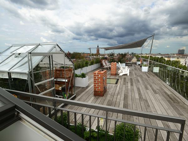 Die Sonnensegel auf Entspannung gesetzt. Auf der 100 Quadratmeter großen Terrasse kann man die Zeit leicht vergessen.
