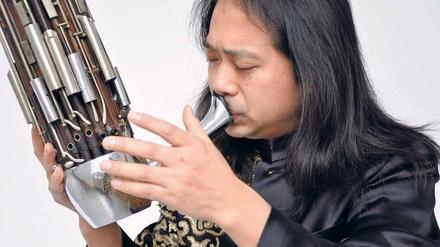Lungenvolumen eines kleinen Wals. Für den chinesischen Musiker Wu Wei ist es ein subtiler Hochleistungssport, die Sheng zu spielen.