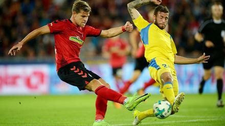 Florian Niederlechner (l) von Freiburg und Miha Blazic (r) von Domzal kämpfen um den Ball.