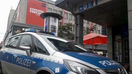Die Polizei am Hermannplatz.