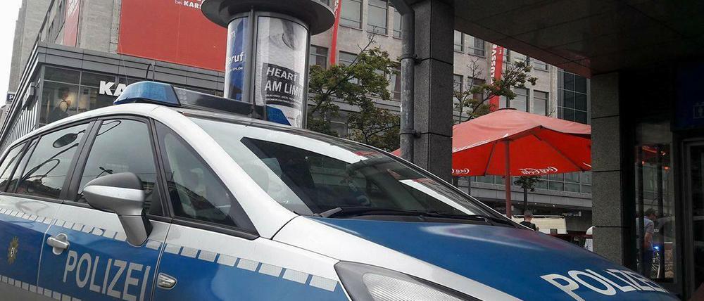 Die Polizei am Hermannplatz.