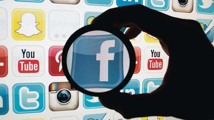 Nur die Hälfte der Bundestagsabgeordneten betreibt eine professionelle Facebook-Seite, auf Twitter sind noch weniger. 