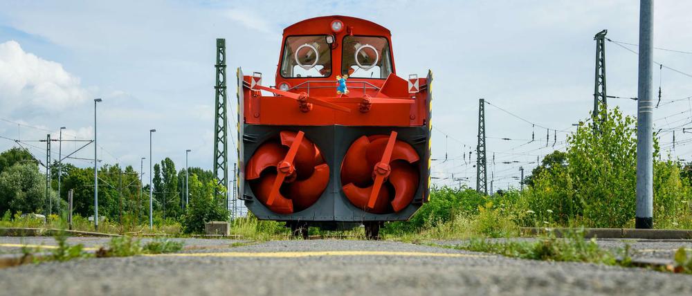 Schneeschleuder in Grunewald. Während der Sommermonate bereitet die Bahn ihren Maschinenpark auf den Wintereinsatz vor.