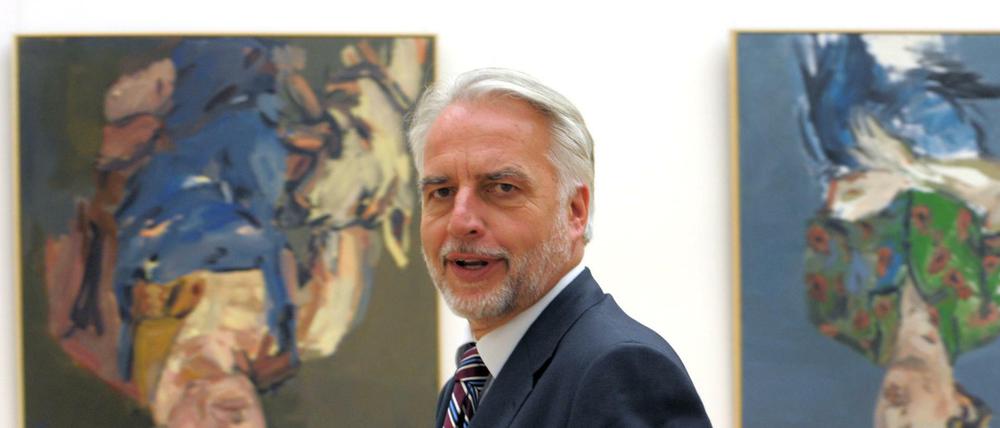 Martin Roth, (16.1.1955- 6. 8. 2017). Hier steht der damalige Generaldirektor der Staatlichen Kunstsammlungen Dresden im Jahr 2010 im Dresdner Albertinum vor Gemälden von Georg Baselitz. 
