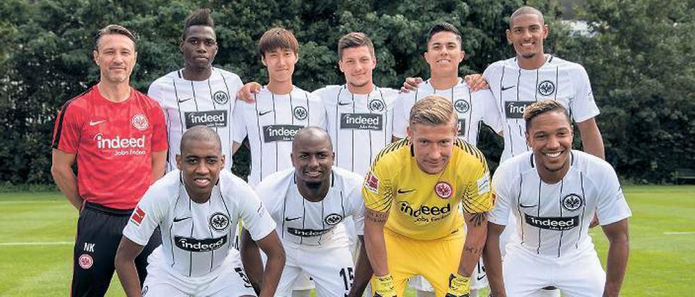 Die neue Mannschaft. Trainer Niko Kovac mit seinen vielen Zugängen. 